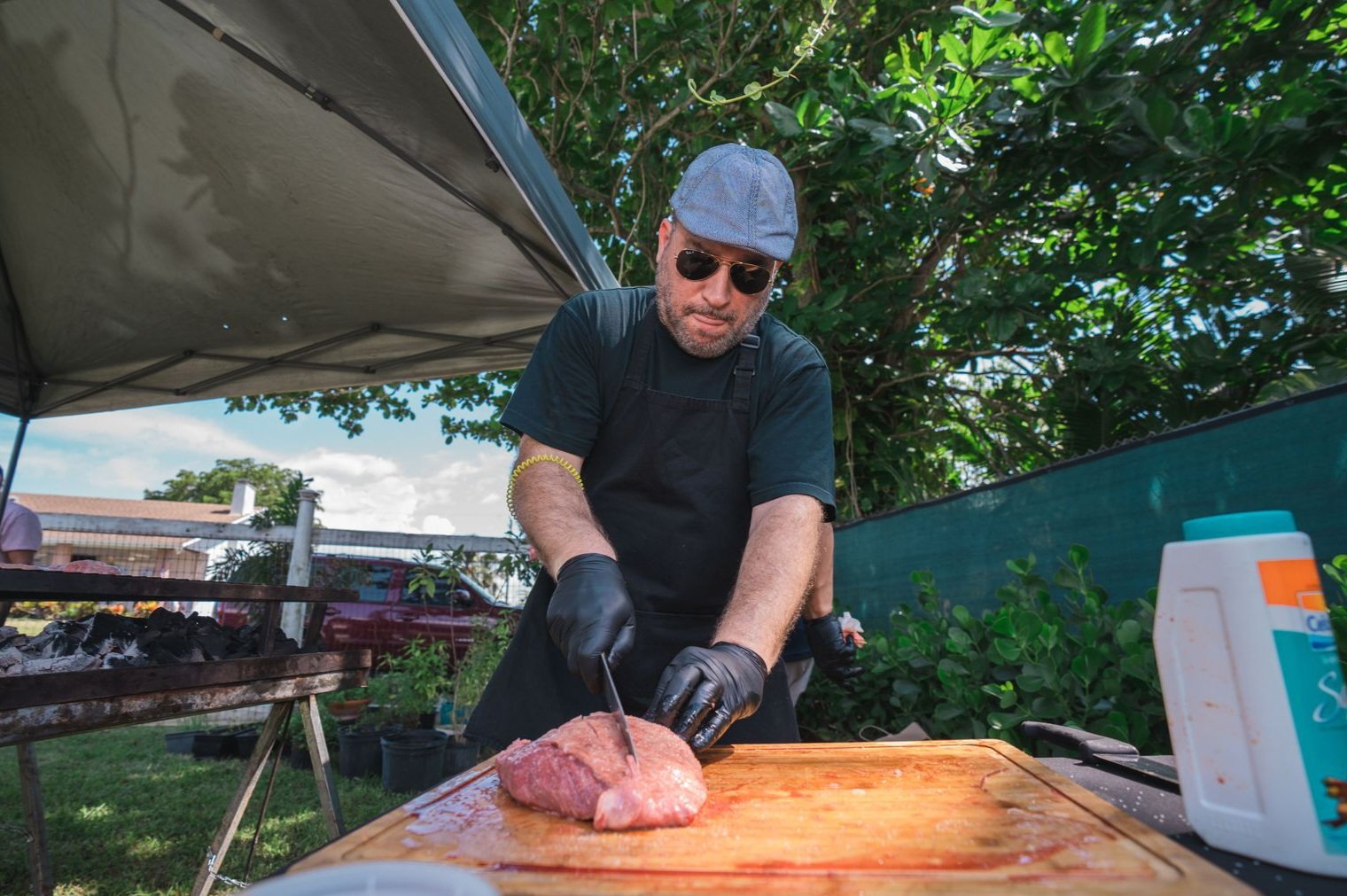 Asador cortando carne en vivo