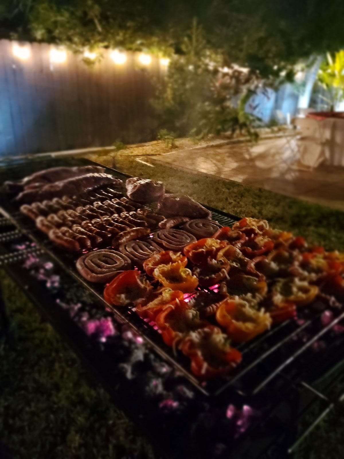 Parrilla ASADO2GO encendida de noche